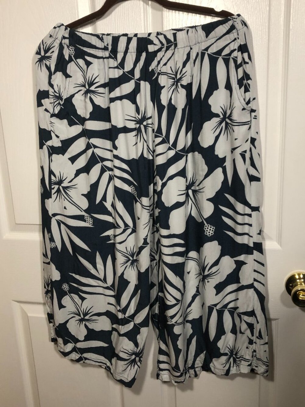Makai Beach Hawaii airy wide leg capri white blue flowery, XL